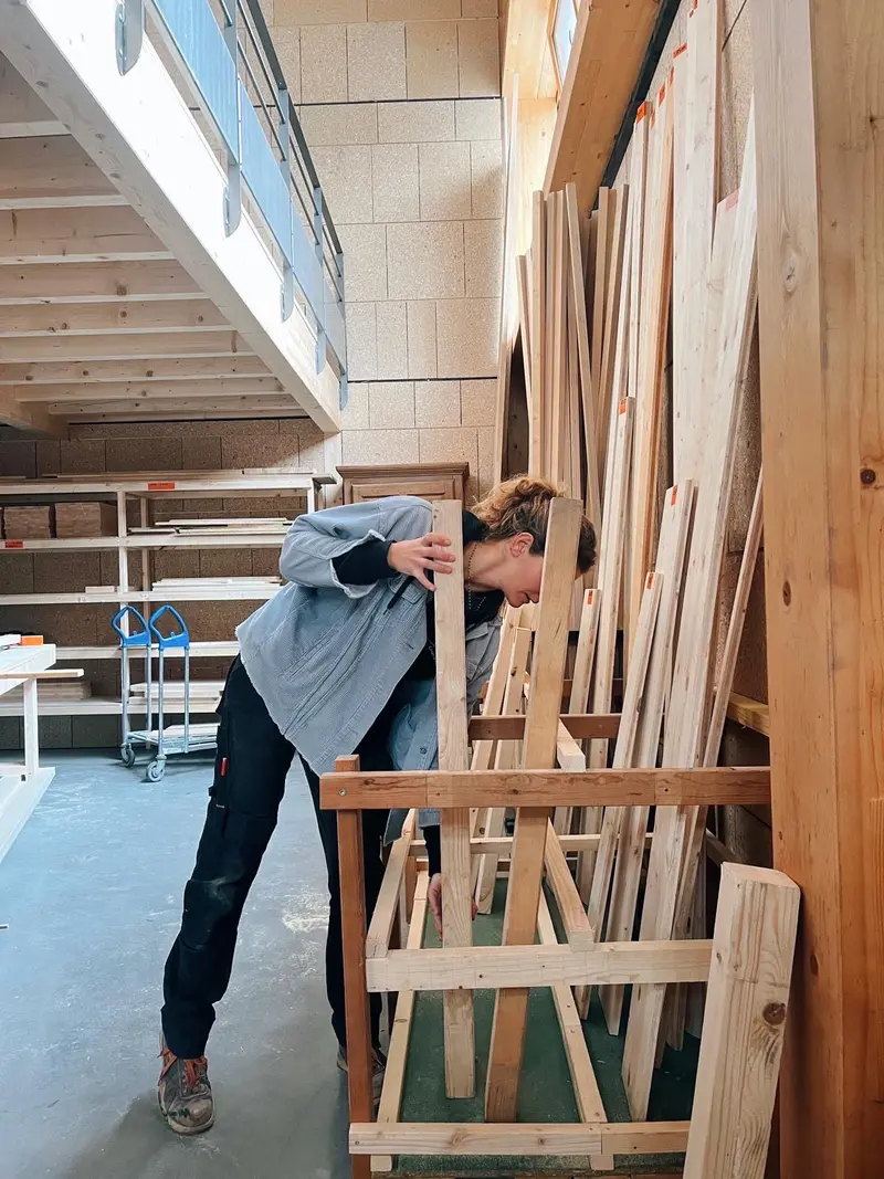 Le chutier récupère et tri le bois issu de l'activité de charpente